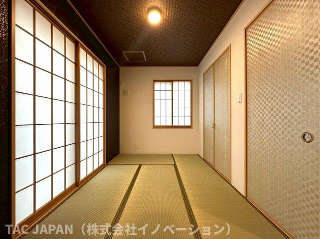 平野の良邸の和室|【Japanese room】
急な来客やお子様の遊び場など便利なリビング続きの和室（約6.0帖）。押し入れも備えお部屋としてもしっかりご活用いただけます。