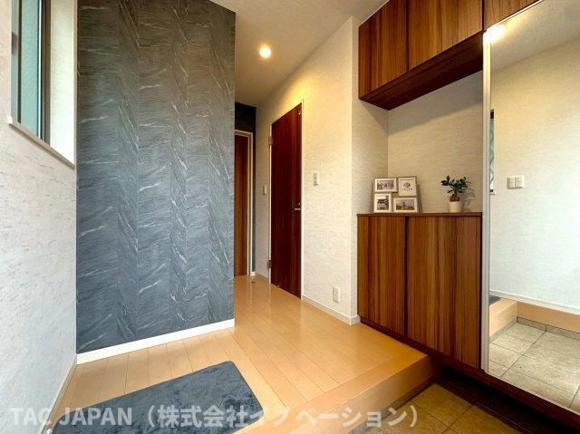 平野の良邸の玄関|【Entrance】
日頃からスッキリ使いたい玄関には天井まで届く大きなシューズボックスを完備！階段下に物入を備えていますのでお掃除用具などの収納にも困りません。