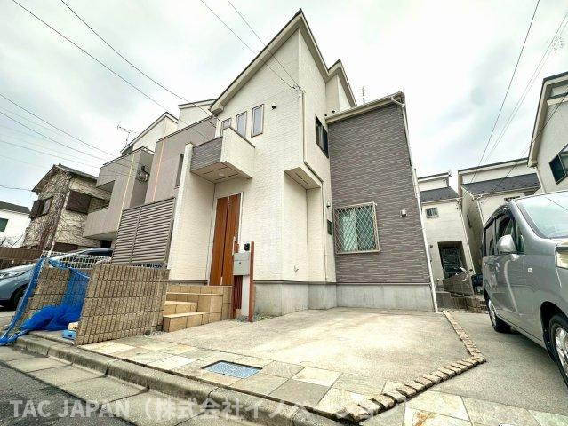 平野の良邸の外観|【Exterior】
2014年11月築・ゆとりの4LDK邸宅の販売です。周辺は交通量も少なくお車の運転が苦手な方でも落ち着いて車庫入れできるゆとりのカースペース完備。