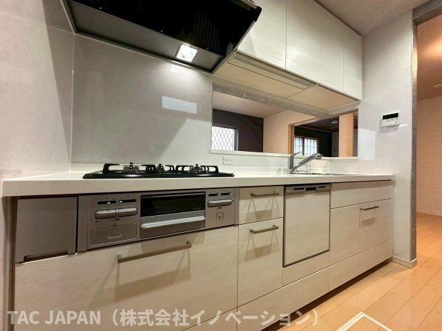 平野の良邸のキッチン|【System Kitchen】
使い勝手の良さとデザイン性を兼ね備えたキッチンは、料理好きの方にも嬉しい仕様。手元が明るく、調理中も快適に過ごせ、家族との会話も自然と弾みます。