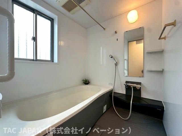 平野の良邸の浴室|【Bath Room】
家族みんなの疲れをやさしく包み込む、広々とした癒しのバスルーム。ゆったりとくつろげる空間で、日々のストレスもすっと解きほぐされるひとときをお届けします。