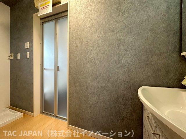 平野の良邸の洗面所|【Powder room】
大型の洗濯機を置いても余裕が感じられる脱衣スペースにはつなぎ目がなくお手入れが楽なシームレスタイプのお洒落な洗面ユニットを完備。
