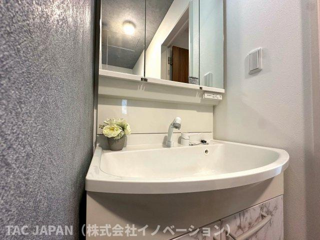 平野の良邸の洗面所|【Bathroom vanity】
豊富な収納を誇る３面鏡＋つなぎ目がなくお手入れが楽なシームレスタイプのお洒落な洗面ユニットを完備。