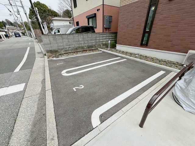 ジョイ　カルチュラの駐車場|車をお持ちの方に嬉しい駐車場付きの物件です