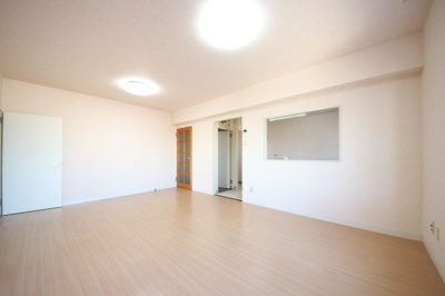 【居間・リビング】 | YK北本マンション | ※同タイプの別の部屋の写真です。