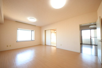 【居間・リビング】 | YK北本マンション | ※同タイプの別の部屋の写真です。