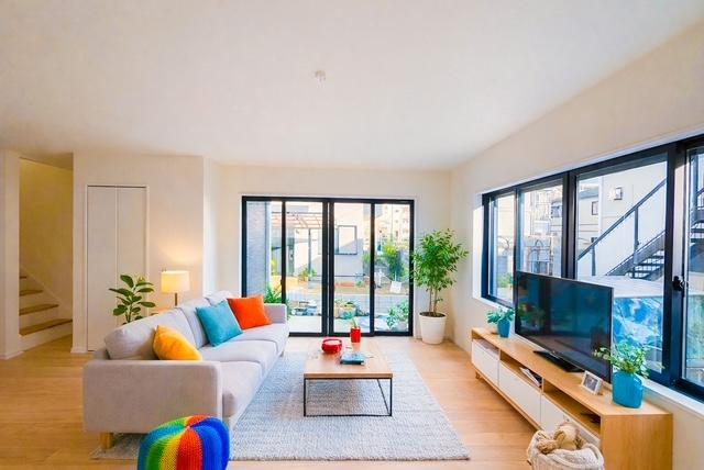 【KEIAI　Grace】東村山市富士見町５期の居間・リビング|家族が揃って食事できるゆとりある大きさのLDK約18.7帖♪　※CGにより植栽、小物を入れております。