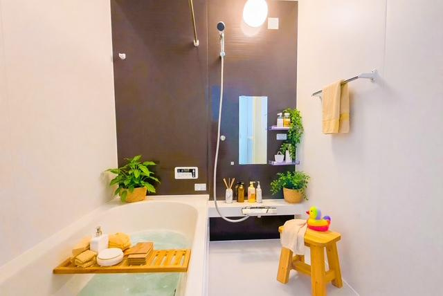 【KEIAI　Grace】東村山市富士見町５期の浴室|雨天時の洗濯物や浴室内のカビ防止としても活躍する浴室換気乾燥機　※CGにより植栽、小物を入れております。　