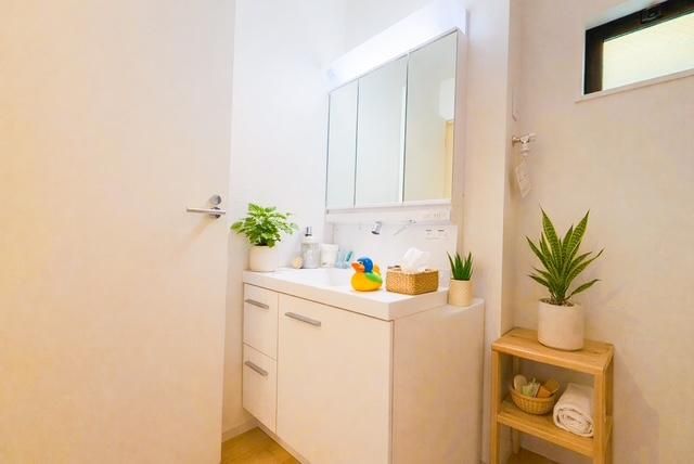 【KEIAI　Grace】東村山市富士見町５期の洗面所|収納力と機能性に優れた三面鏡洗面化粧台です！鏡の裏は収納スペースになっていますので、すっきり清潔に保てます♪　※CGにより植栽、小物を入れております。