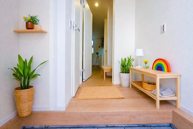 【KEIAI　Grace】東村山市富士見町５期の玄関|いつでもキレイにまとめておきたい玄関。シューズインクロークのおかげで玄関周りで使う物までスッキリと収納できます♪　※CGにより植栽、小物を入れております。