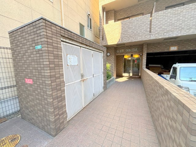 リーガル新大阪5のエントランス