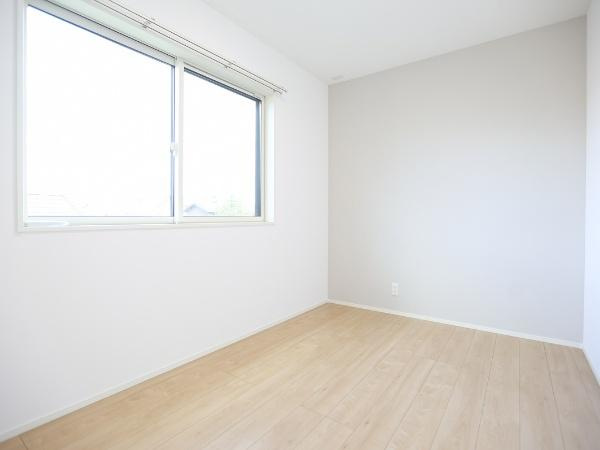 AG-HOUSE 萩原A棟の洋室|明るい光が差し込む洋室です。ナチュラルなフローリングが清潔感を演出しています。窓からの眺望も楽しめます。シンプルな内装なので使い勝手の良い空間です。白を基調とした壁が圧迫感を軽減しています。
