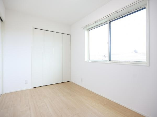 AG-HOUSE 萩原A棟の洋室|大きな窓からの明るい日差しが魅力的です。ナチュラルなフローリングでお部屋が爽やかな印象です。シンプルなデザインでインテリアが合わせやすい洋室です。収納スペースも便利にご利用いただけます。