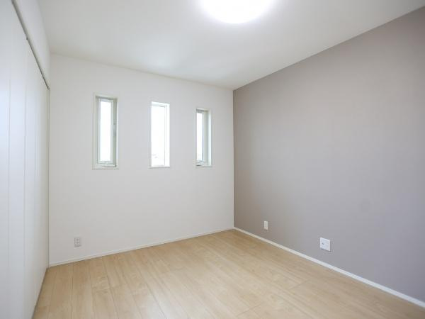 AG-HOUSE 萩原A棟の洋室|やわらかな色合いの壁と明るいフローリングが調和した洋室です。縦長の窓からは自然光がしっかり入ります。天井までしっかりした高さがあり空間にゆとりを感じられます。