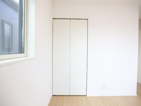 AG-HOUSE 萩原A棟の収納|シンプルなデザインの収納が配置されており室内もすっきりとした雰囲気です。壁面と一体感のある扉が空間を広々と感じさせます。明るい床色との組み合わせで清潔感があります。