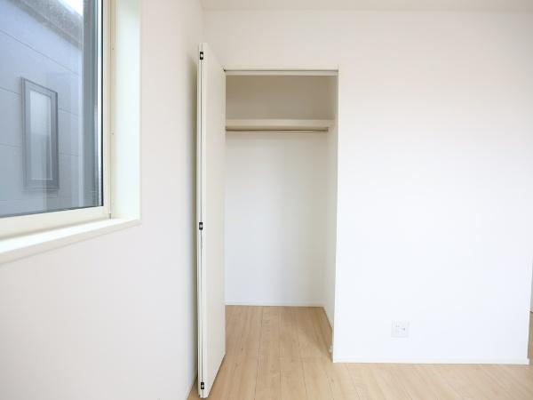 AG-HOUSE 萩原A棟の収納|シンプルなデザインが印象的な収納スペースです。扉付きでお部屋をすっきりと保てます。幅があり収納力にも期待できます。明るい室内に調和する収納です。