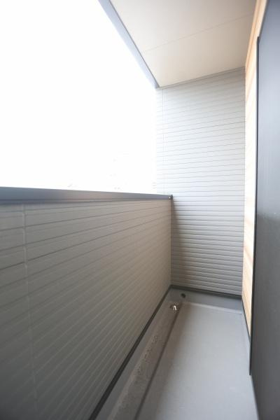 AG-HOUSE 萩原A棟のバルコニー|シンプルなデザインのバルコニーで開放感が感じられます。壁面や床もすっきりとした色合いでまとまっています。メンテナンスのしやすさにも配慮されたスペースです。上部も雨をしのぎやすい造りになっています。