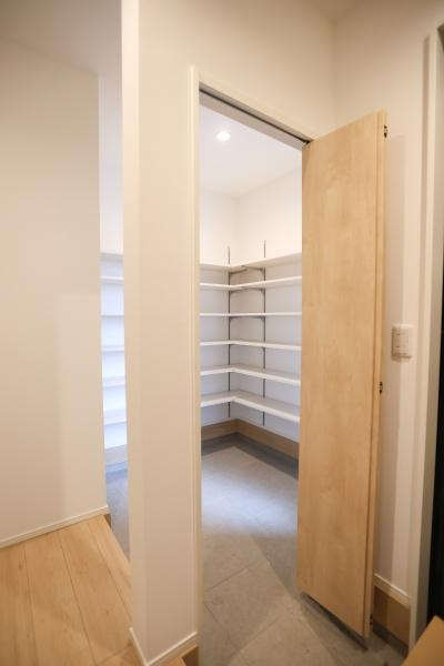 AG-HOUSE 萩原A棟の玄関|玄関から続く広々とした収納スペースがあり日常の使い勝手を考えた設計です。扉付きで玄関周りをすっきりと見せることができます。明るい色合いの床材が空間を開放的に感じさせます。壁面の棚も充実しています。