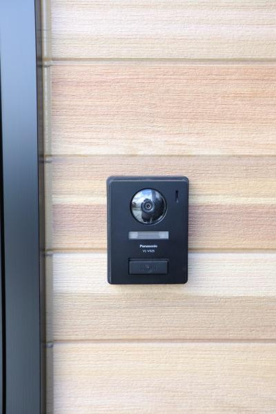 AG-HOUSE 萩原A棟のその他|玄関先にはカメラ付きインターホンが設置されておりますので来訪者の確認がしやすいです。シンプルなデザインで外観を損ねません。最新の設備で安心感をプラスしています。操作が簡単で日常の使い勝手も良好です。