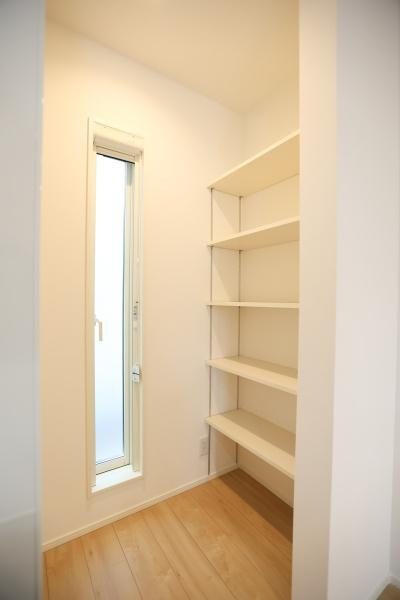 AG-HOUSE 萩原A棟の収納|棚が設置されているため整理がしやすい収納スペースです。縦長の窓があり自然光が入る明るい空間です。床は木目調で清潔感があります。壁が白く収納の中もすっきりとした印象です。