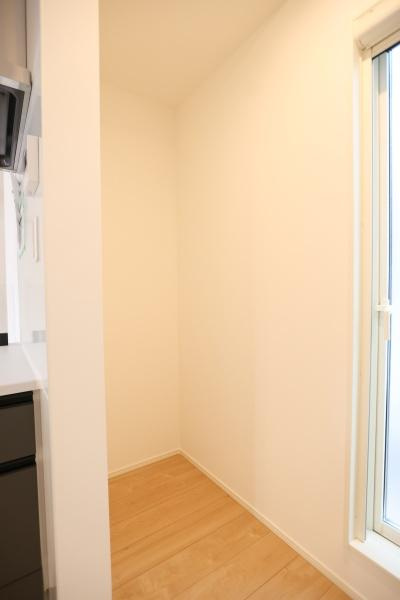 AG-HOUSE 萩原A棟の収納|明るい窓から自然光が差し込む収納スペースです。すっきりとした内装でお部屋全体が広く感じられます。壁面がフラットなためシンプルに配置できるのも特長です。床もナチュラルな色合いで統一感があります。