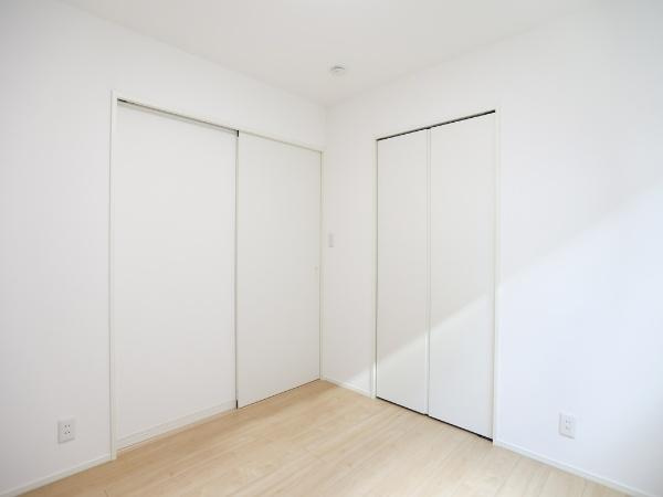 AG-HOUSE 萩原A棟の洋室|白を基調とした洋室はシンプルな内装が特徴です。収納スペースが充実しておりお部屋をすっきりと保てます。明るいフローリングが落ち着いた印象を与えます。コンセントも複数設置されています。
