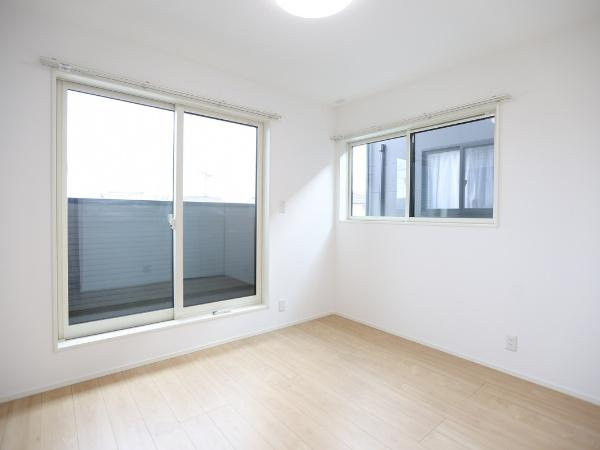 AG-HOUSE 萩原A棟の洋室|二面採光で明るい印象の洋室です。白を基調とした壁とナチュラルなフローリングがすっきりとした雰囲気を演出します。大きな窓が開放感を感じさせ使い勝手のよい空間になっています。