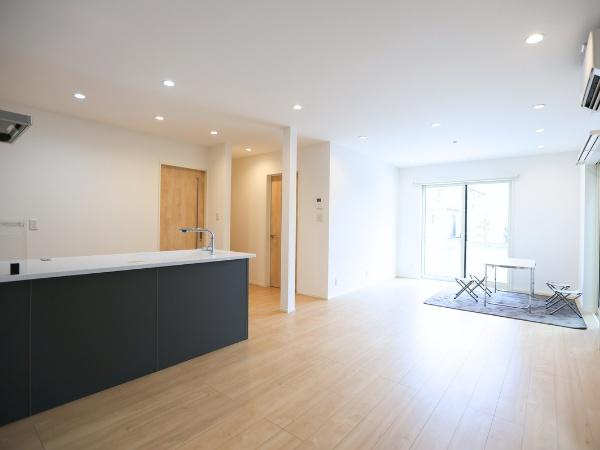 AG-HOUSE 萩原A棟の居間・リビング|リビングは広々とした空間が広がっています。シンプルな内装で明るい光が差し込みます。フローリングが美しく整っています。開放感を感じられる設計です。キッチンとの一体感も魅力的です。