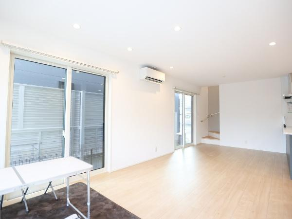 AG-HOUSE 萩原A棟の居間・リビング|大きな窓から自然光が入る明るく開放的なリビングです。床はナチュラルな色合いで空間が広く感じられます。天井には埋め込み式の照明も充実しています。エアコン付きで一年を通して快適に過ごせます。