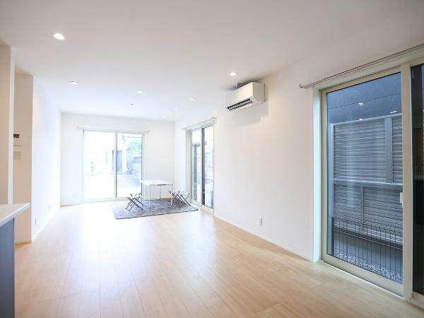 AG-HOUSE 萩原A棟の居間・リビング|大きな窓から光が差し込むリビングです。開放感のある空間が魅力的です。床が明るくインテリアのアレンジが楽しめます。エアコンも設置されています。室内がすっきりとした印象です。