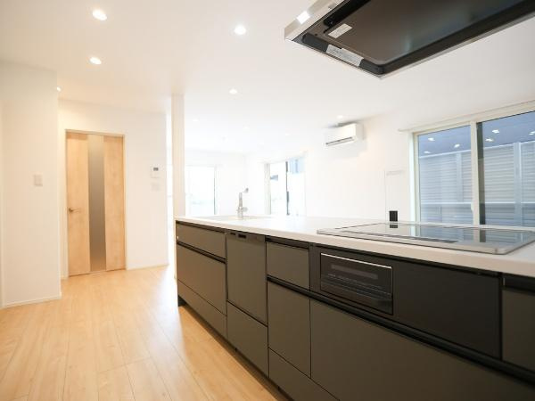 AG-HOUSE 萩原A棟のキッチン|開放感のあるキッチンが印象的です。広々とした空間で収納スペースが充実しています。白を基調とした内装とフローリングが調和しています。設備面でも使いやすさにこだわりを感じられます。