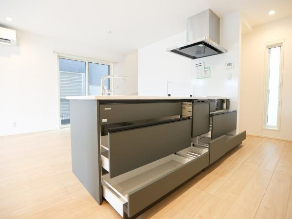 AG-HOUSE 萩原A棟のキッチン|引き出し収納が多く整理しやすいキッチンです。カウンター部分は広々としており作業スペースにも余裕があります。明るい室内で調理がはかどります。ダクト付きのレンジフードも設置されています。