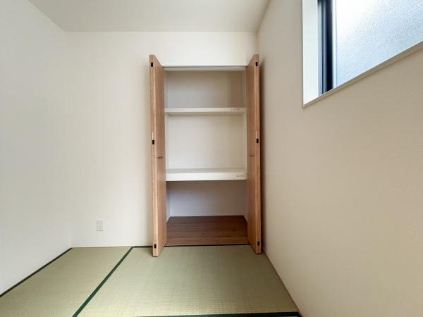 大字鴛野1期1号棟の収納|シンプルなデザインの収納スペースが設けられており室内がすっきりとした印象です。棚が2段あり整理整頓に役立ちます。開き戸タイプで物の出し入れもスムーズです。窓があるため明るい空間となっています。