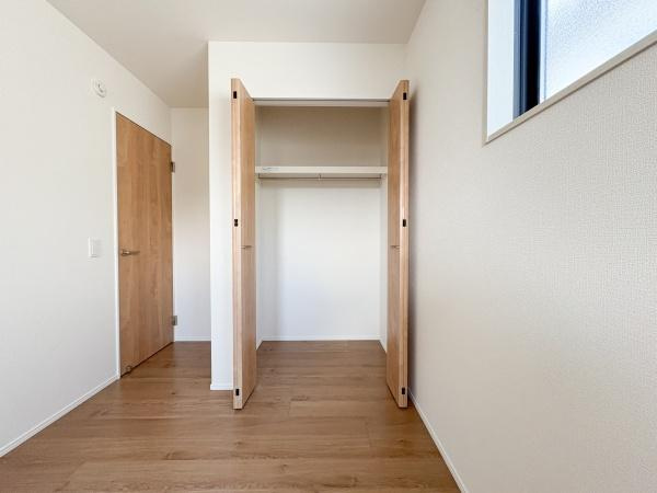 大字鴛野1期1号棟の収納|シンプルで使いやすい収納が設けられています。ナチュラルな木目の扉が空間に調和し室内がすっきりとした印象です。クローゼットは衣類や日用品の収納に便利な広さがあります。開閉しやすい両開き扉も特徴です。