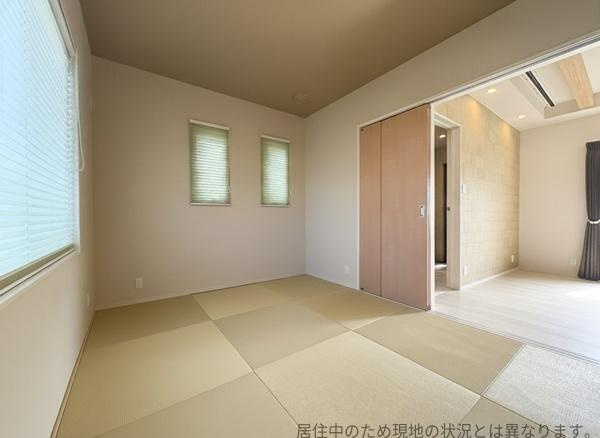 明野南一丁目中古の和室|窓からの採光がしっかりと感じられ明るい和室です。シンプルな内装で落ち着いた雰囲気が広がります。リビングとの仕切りもあり用途に合わせて空間を活用できます。畳のやわらかな色合いが心を和ませます。