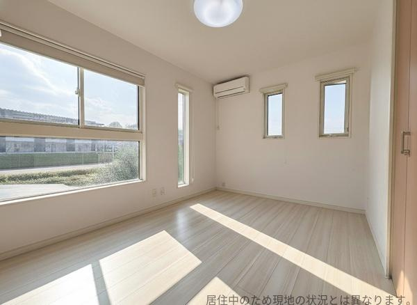 明野南一丁目中古の洋室|明るい光が差し込む洋室です。二面採光で開放感があります。室内はすっきりとした印象です。