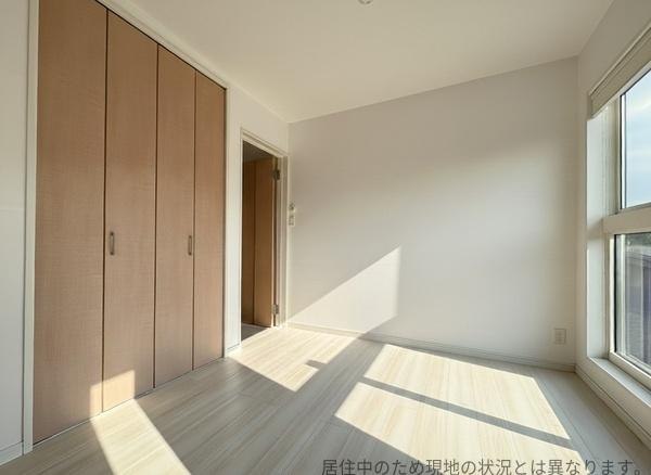 明野南一丁目中古の洋室|大きな窓からたっぷりと自然光が差し込む洋室です。クローゼットも設けられておりすっきりとした空間づくりがしやすい印象です。明るく開放感のあるお部屋で様々な用途に適しています。