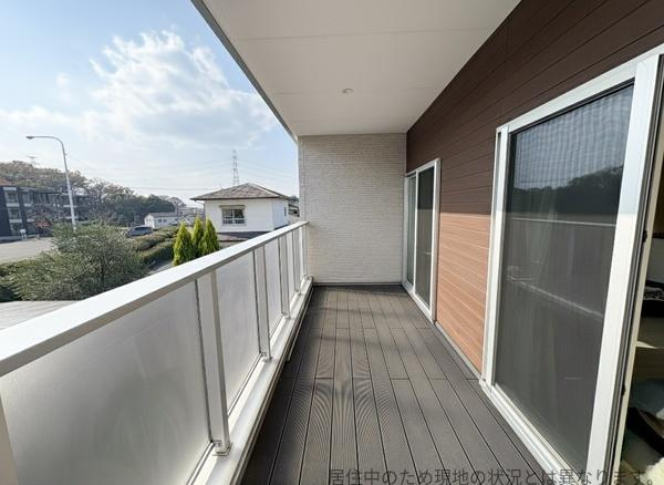 明野南一丁目中古のバルコニー|開放感のあるバルコニーが特徴的です。太陽の光がしっかりと差し込み明るい雰囲気です。ゆとりのある奥行きがあり使い勝手の幅が広がります。風通しも良好で快適にお過ごしいただけます。