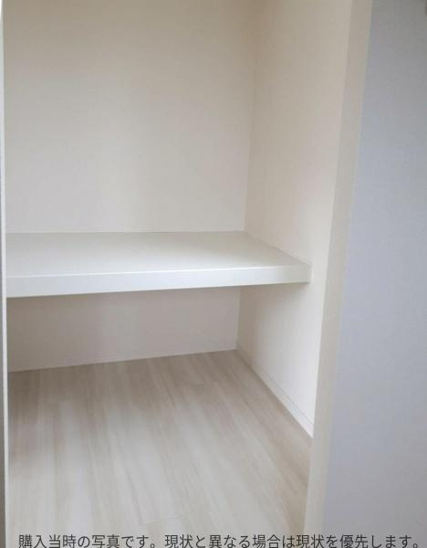 明野南一丁目中古の収納|シンプルな内装で余計な装飾のない収納スペースです。奥行きがあり棚も設置されています。お部屋をすっきり使うのに役立ちます。床や壁も明るい色合いでまとめられています。