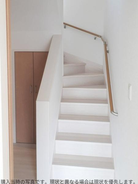 明野南一丁目中古のその他|明るい色味の階段が室内を爽やかに演出しています。手すりが設置されており安心感があります。階段下の収納スペースも活用できます。