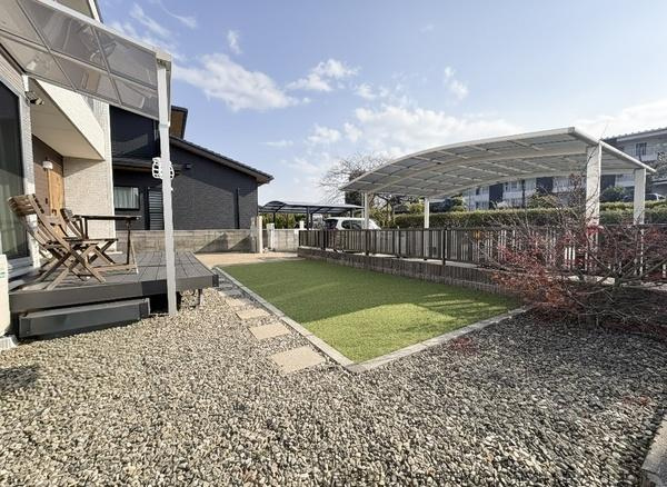 明野南一丁目中古の庭|広々としたお庭はお子様の遊び場としてはもちろん、ガーデニングや家庭菜園も楽しめます。ウッドデッキから庭へのアクセスも便利です。開放感のある空間で日当たりも良好です。