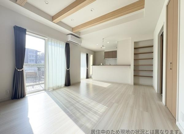 明野南一丁目中古の居間・リビング|大きな窓から自然光がたっぷり入るリビングです。天井の木目調のアクセントが空間に温かみをプラスしています。開放感のあるレイアウトが特徴的です。