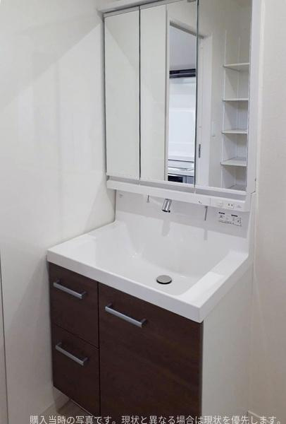 明野南一丁目中古の独立洗面台|鏡面収納が特徴的な洗面台です。洗面ボウルは広々としたデザインで使いやすさが感じられます。お手入れしやすいタイプの水栓でお掃除もらくらくです。