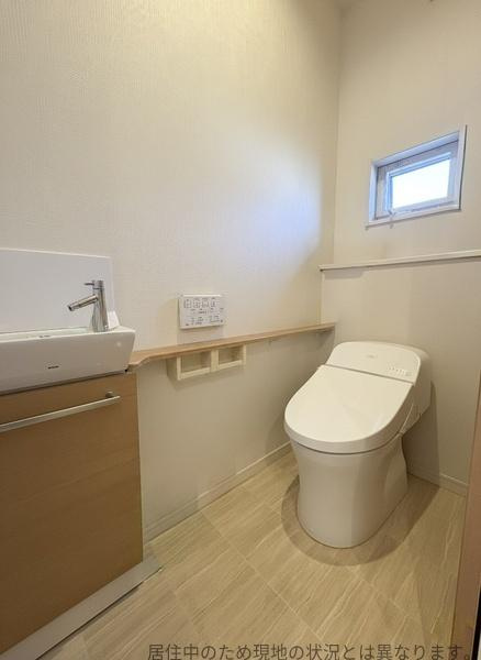 明野南一丁目中古のトイレ|シンプルで落ち着いた内装のトイレです。温水洗浄機能付き便座を採用していますので快適にご利用いただけます。手洗いカウンターも設置されており衛生面にも配慮されています。