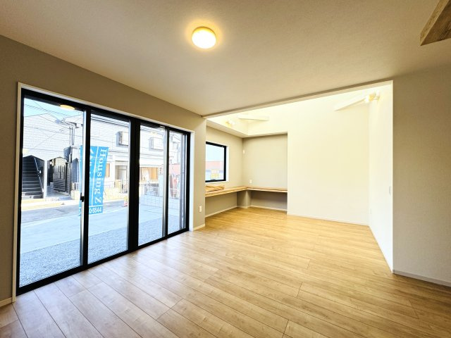 流山市江戸川台西２丁目新築戸建【江戸川台小学校：9分】の居間・リビング|25.3帖リビングダイニングキッチン・床暖房付き