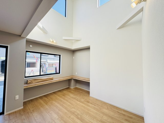 流山市江戸川台西２丁目新築戸建【江戸川台小学校：9分】の居間・リビング|25.3帖リビングダイニングキッチン・上部吹き抜け