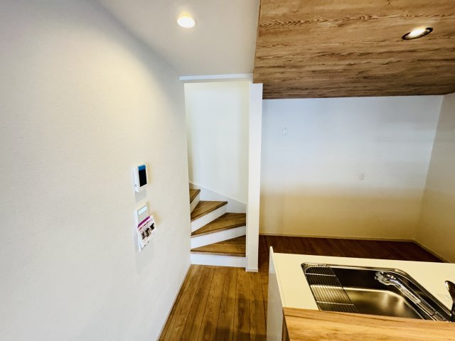 流山市江戸川台西２丁目新築戸建【江戸川台小学校：9分】の居間・リビング|家族の顔が見えるリビングイン階段