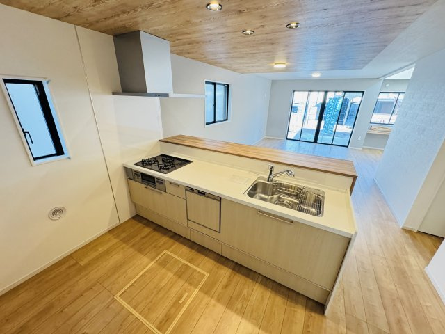 流山市江戸川台西２丁目新築戸建【江戸川台小学校：9分】のキッチン|お手入れしやすいレンジフード・シンクの水栓には浄水器がついてます！