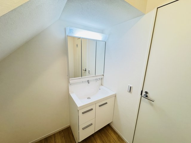 流山市江戸川台西２丁目新築戸建【江戸川台小学校：9分】の独立洗面台|シャワーヘッド付き三面鏡洗面化粧台