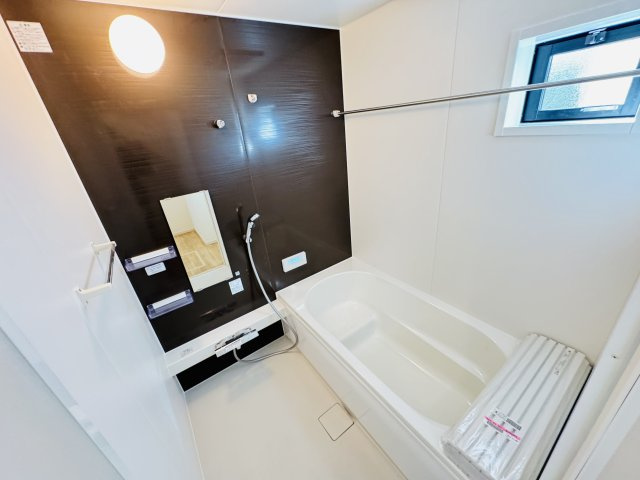 流山市江戸川台西２丁目新築戸建【江戸川台小学校：9分】の浴室|手元で水流切り替えシャワーヘッド・足を伸ばせる広々浴槽で毎日リラックス♪